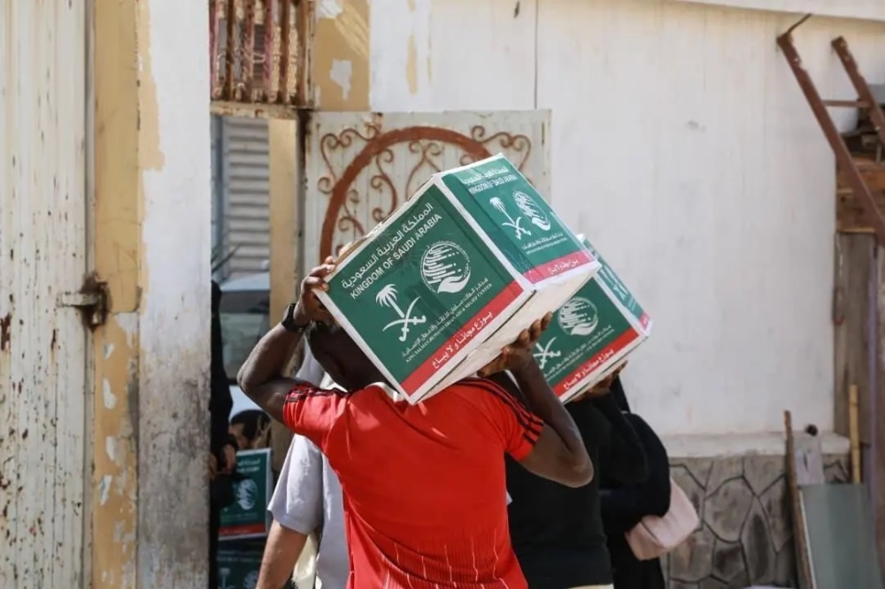 مساعدات سعودية.. توزيع أكثر من 152 طنًا من المواد الغذائية في عدن 
