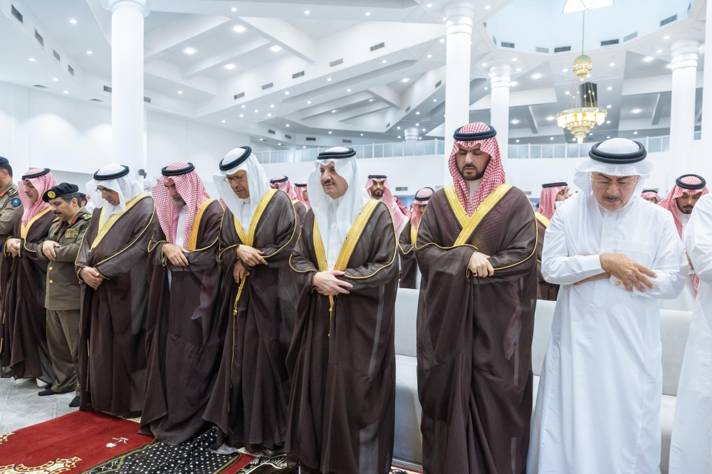 أمير الشرقية يؤدي صلاة الميت بالدمام على شهداء حادث سقوط المروحية