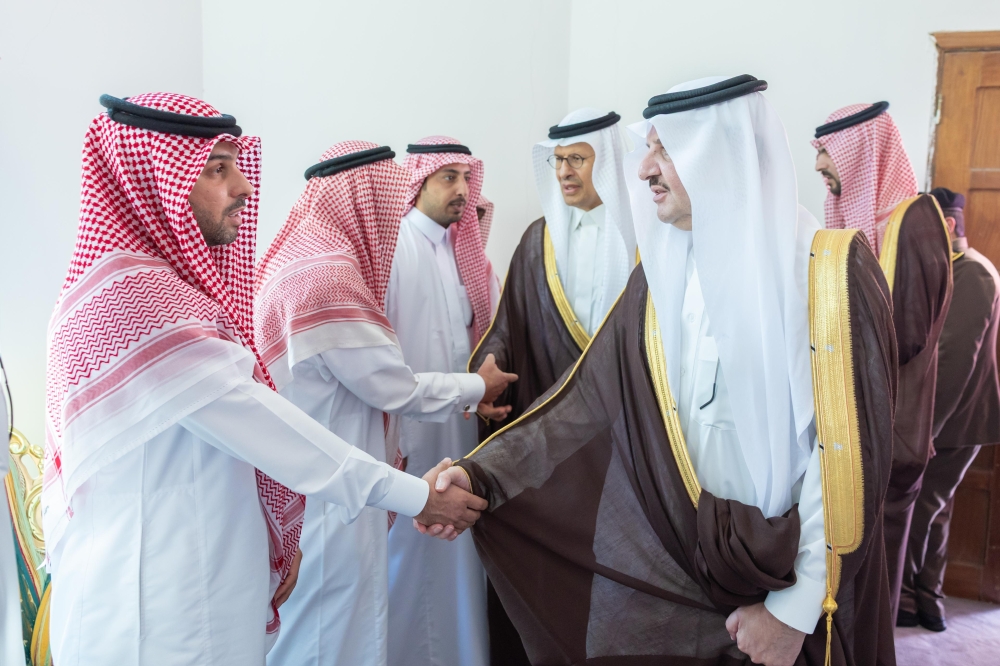 أمير الشرقية يؤدي صلاة الميت بالدمام على شهداء حادث سقوط المروحية