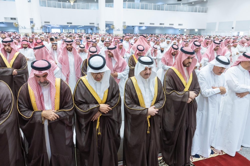 أمير الشرقية يؤدي صلاة الميت بالدمام على شهداء حادث سقوط المروحية