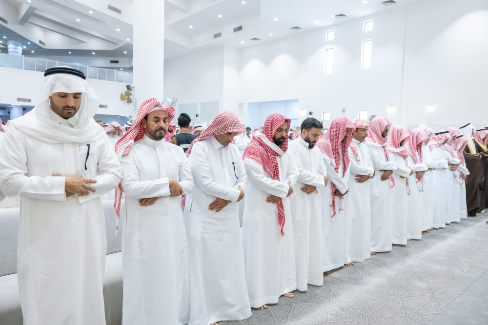 أمير الشرقية يؤدي صلاة الميت بالدمام على شهداء حادث سقوط المروحية
