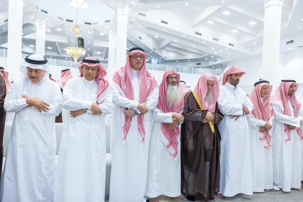 أمير الشرقية يؤدي صلاة الميت بالدمام على شهداء حادث سقوط المروحية