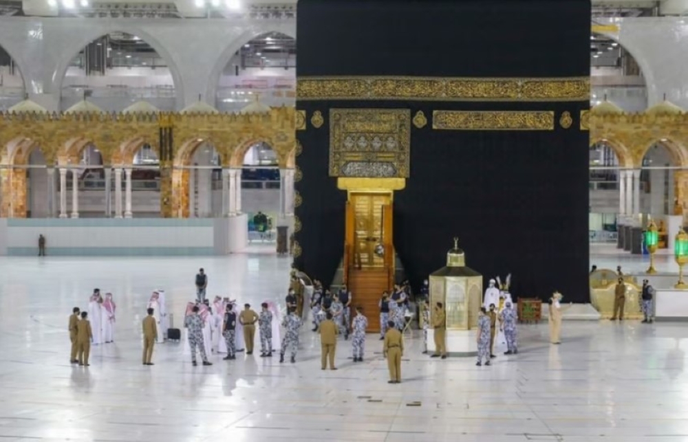 غسل الكعبة المشرفة.. مشهدٌ إيمانيٌّ تتوارثه الأجيال وعناية لا تنقطع بالبيت العتيق 