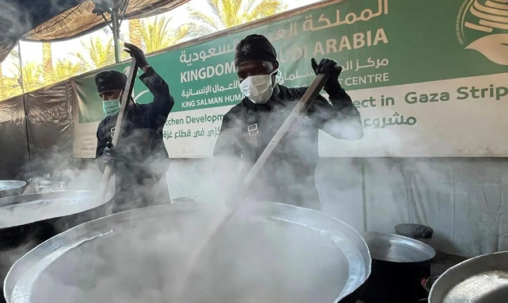جهود متواصلة.. مركز الملك سلمان يوفر 25 ألف وجبة للمحتاجين في غزة - واس 