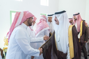 أمير الشرقية يؤدي صلاة الميت بالدمام على شهداء حادث سقوط المروحية - اليوم