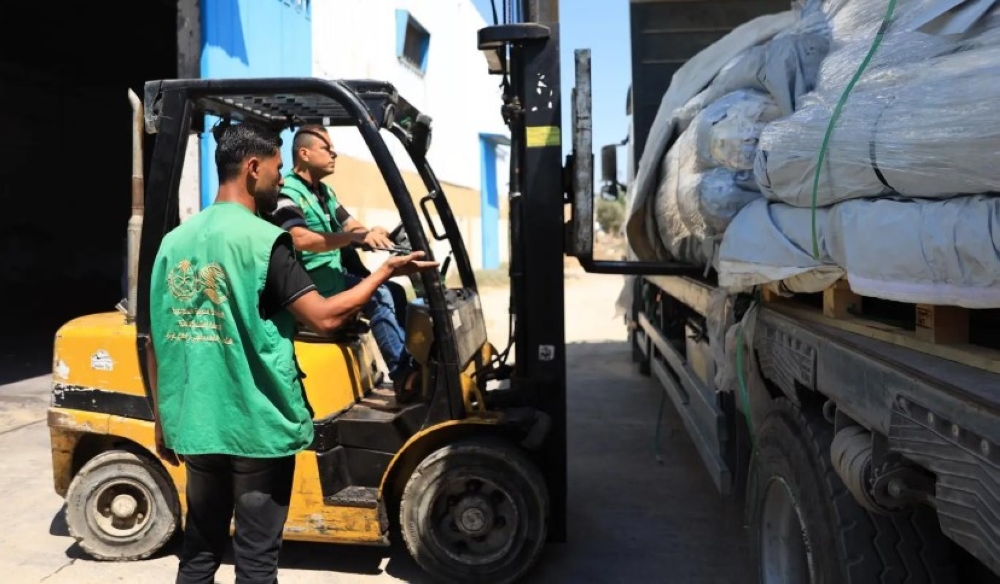 صور.. وصول قافلة مساعدات سعودية إلى غزة تضم خيامًا وسلالًا غذائية 