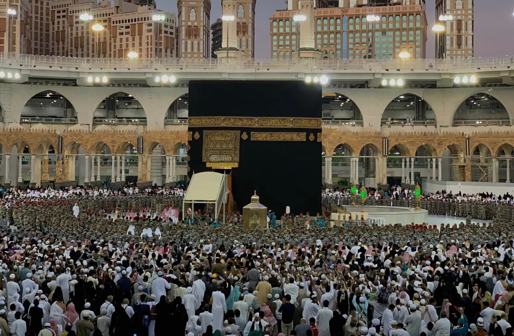 تبدأ بماء زمزم والورد.. 3 مراحل رئيسية في غسل الكعبة المشرفة 