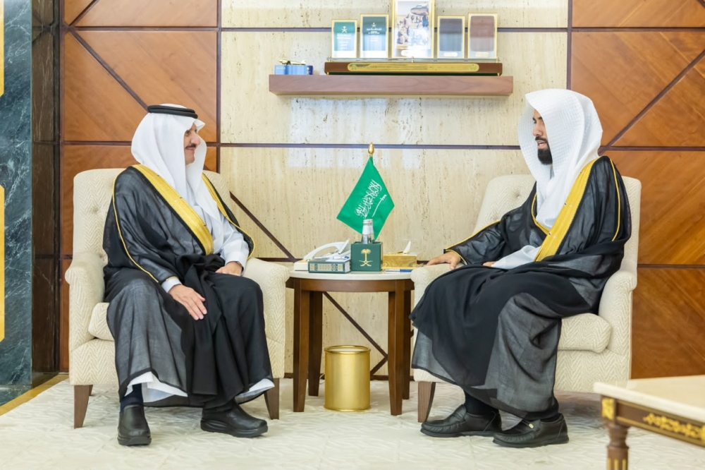 أمير الشرقية يستقبل رئيس المحكمة العامة بمحافظة القطيف بمناسبة انتهاء فترة تكليفه 