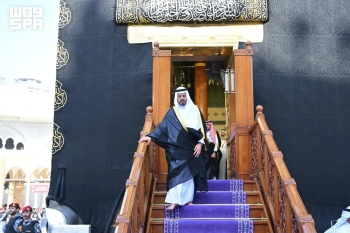 نيابة عن خادم الحرمين.. نائب أمير مكة المكرمة يتشرف بغسل الكعبة المشرفة