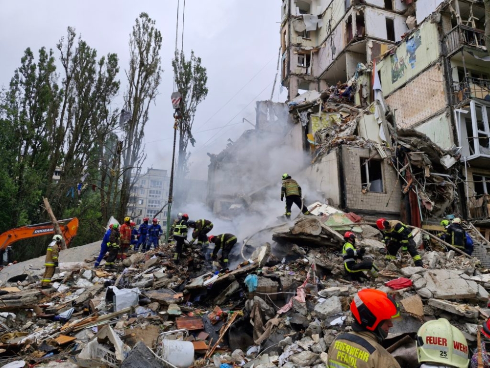 الضربات الروسية على كييف أسفرت عن مقتل 13 شخصًا - PBS News