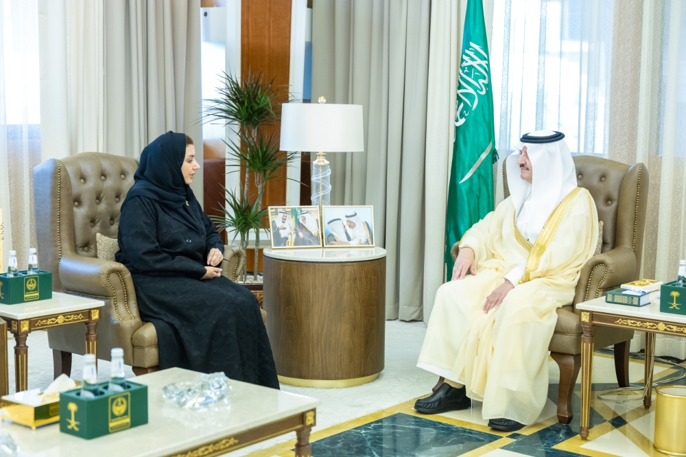 أمير الشرقية يستقبل مدير الإدارة العامة للأحوال المدنية بالمنطقة ويطّلع على جهودهم في خدمة المستفيدين 