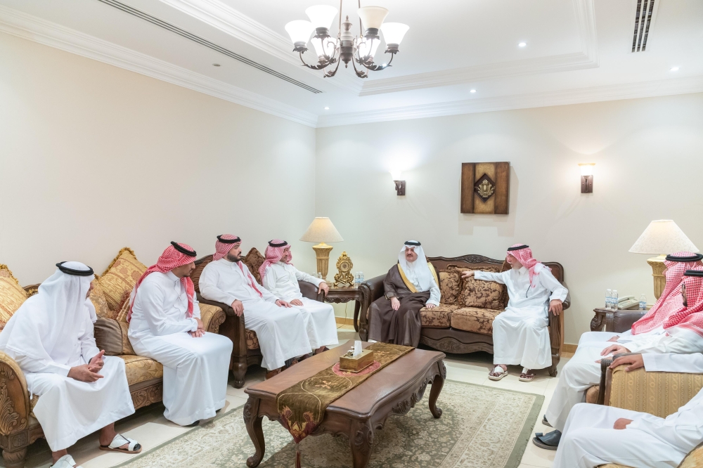أمير الشرقية يقدم التعازي لأسرة الرتوعي