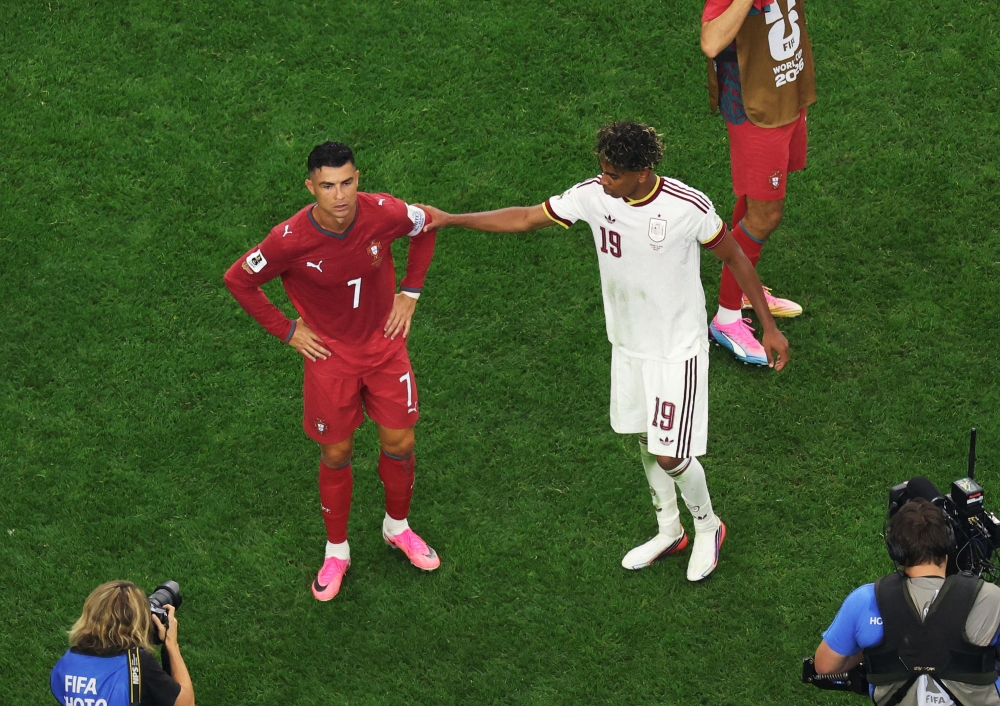 20 عامًا بين جيلين.. لامين يامال يواسي رونالدو في وداعه المونديالي