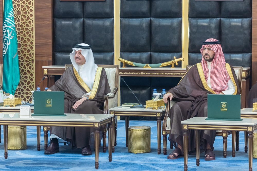 أمير الشرقية يستقبل منسوبي فرع وزارة النقل ويثمن جهودهم في تنفيذ وصيانة الطرق