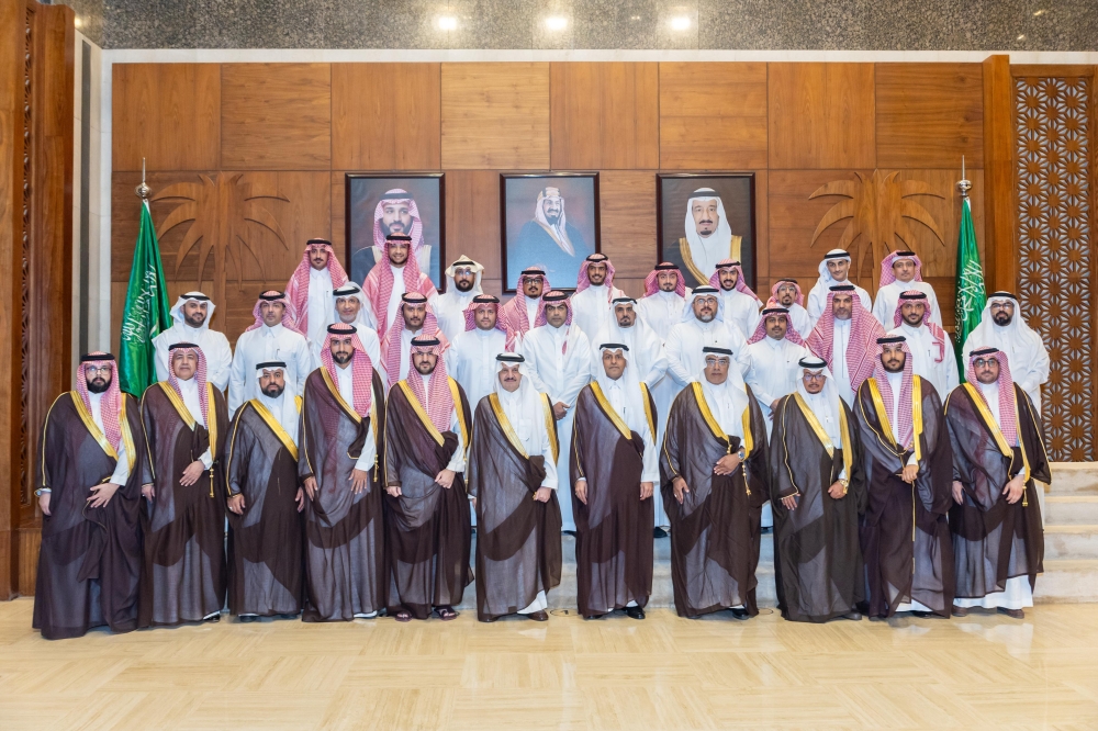 أمير الشرقية يستقبل منسوبي فرع وزارة النقل ويثمن جهودهم في تنفيذ وصيانة الطرق