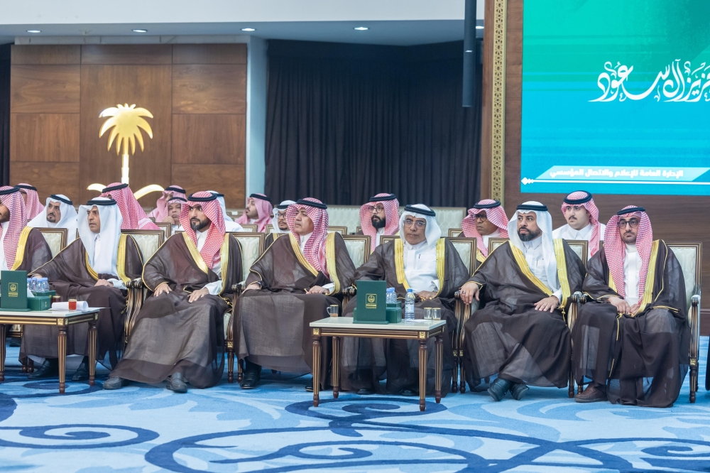 أمير الشرقية يستقبل منسوبي فرع وزارة النقل ويثمن جهودهم في تنفيذ وصيانة الطرق