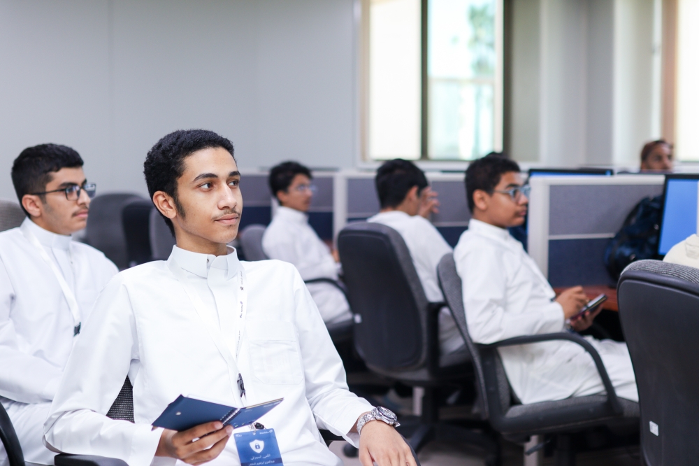 برنامج إثرائي يقود 180 طالباً إلى الابتكار في الذكاء الاصطناعي والتقنية بالدمام