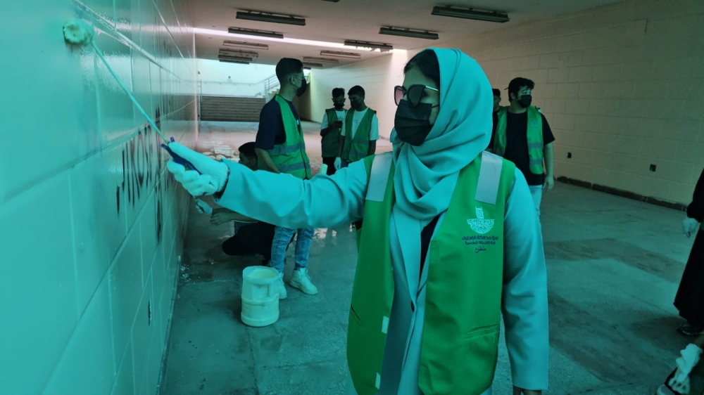 45 متطوعاً يزيلون كتابات عشوائية بنفق مشاة بالقطيف بطول 350 متراً