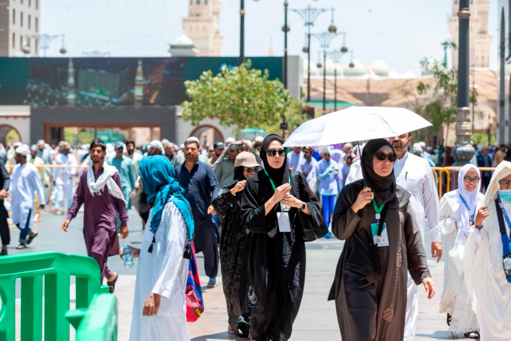 صور.. 250 معتمرًا ببرنامج خادم الحرمين يؤدون الجمعة بالمسجد النبوي 