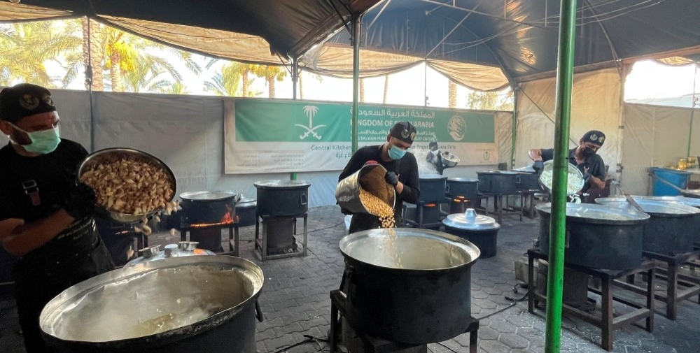 مركز الملك سلمان يوزع وجبات ساخنة في غزة - واس