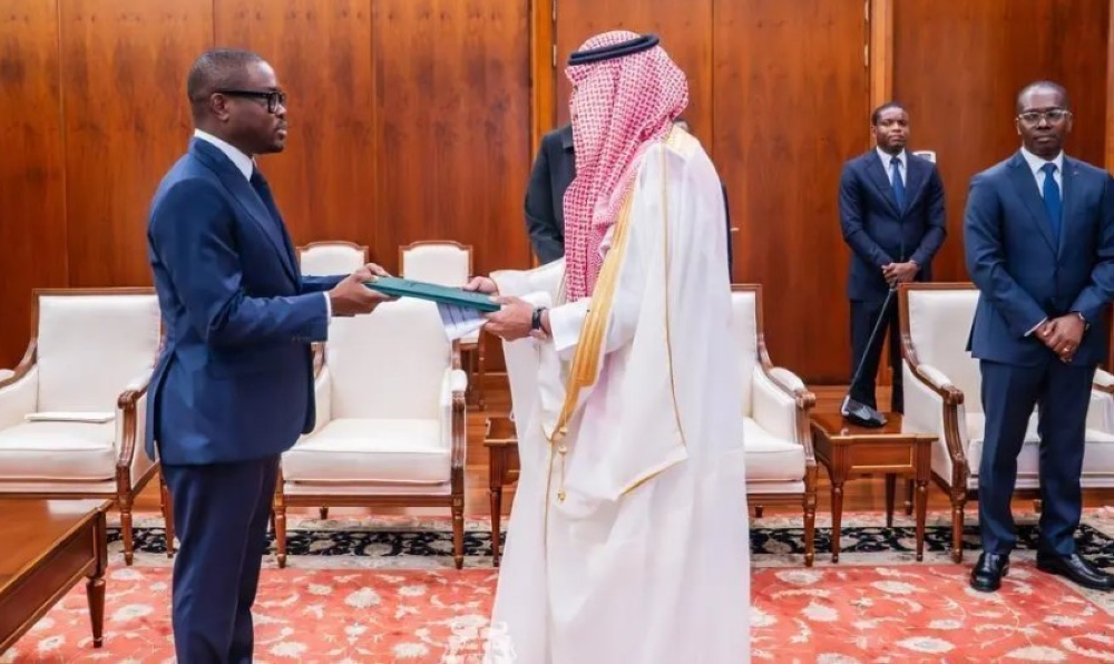 السفير البلوي يقدم أوراق اعتماده لرئيس بنين.. ويؤكد عمق العلاقات