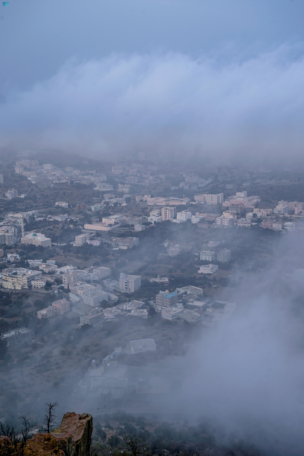 ضباب الباحة يرسم لوحة طبيعية على قمم الجبال - واس 
