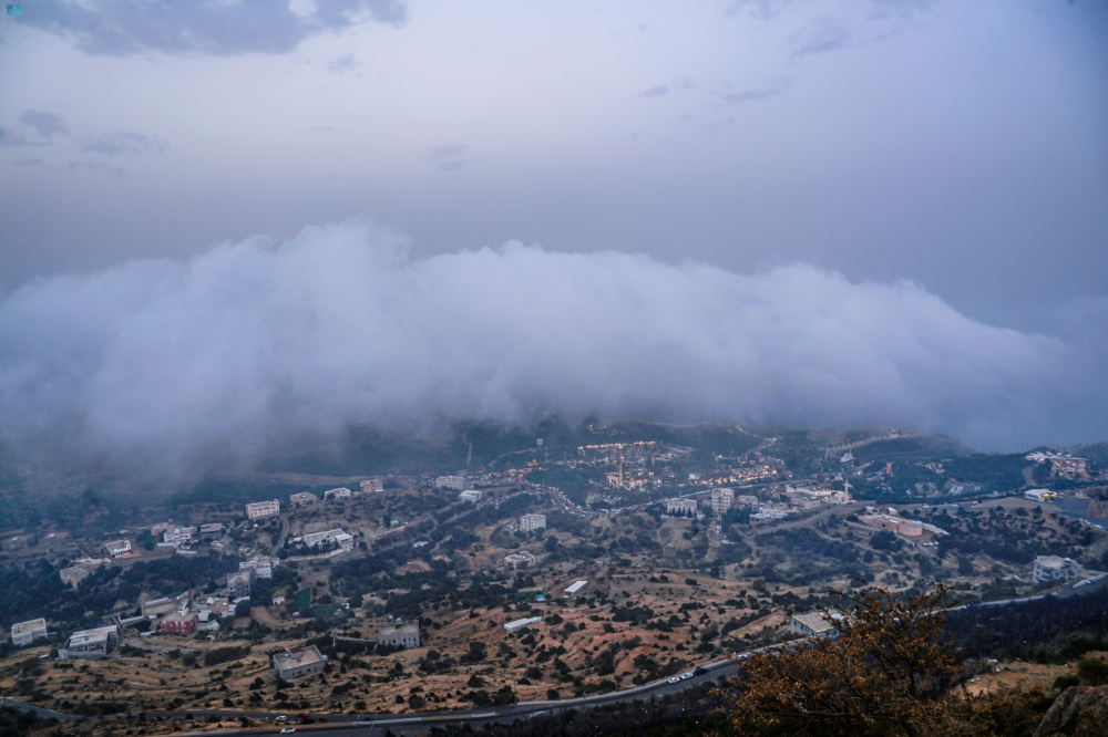 ضباب الباحة يرسم لوحة طبيعية على قمم الجبال - واس 