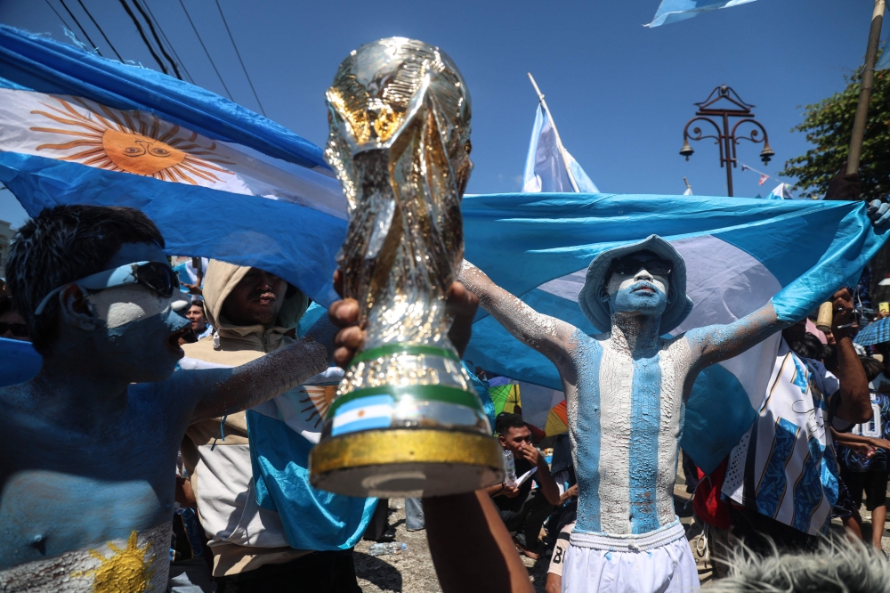 جمهور المدرجات أم جمهور الإنترنت؟.. من يصنع نجومية اللاعبين في كأس العالم؟
