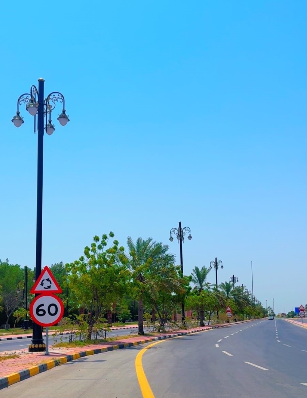 163 عمود إنارة ديكورية تعزز المشهد الحضري في رأس تنورة