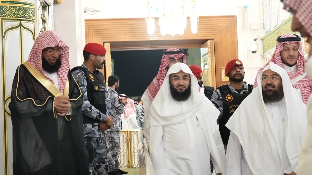 من الروضة الشريفة.. رئيس الشؤون الدينية يؤكد أهمية الالتزام بآداب الزيارة