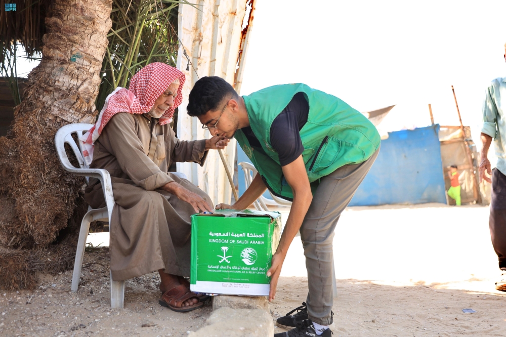 استفاد منها 1,650 فردًا.. مركز الملك سلمان يوزع سلال غذائية في غزة