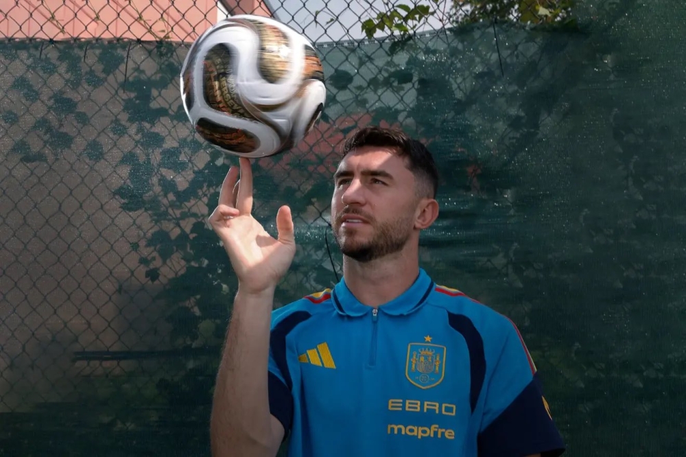 أجويرو يهاجم لابورت بعد تصريحاته عن الأرجنتين قبل نهائي كأس العالم