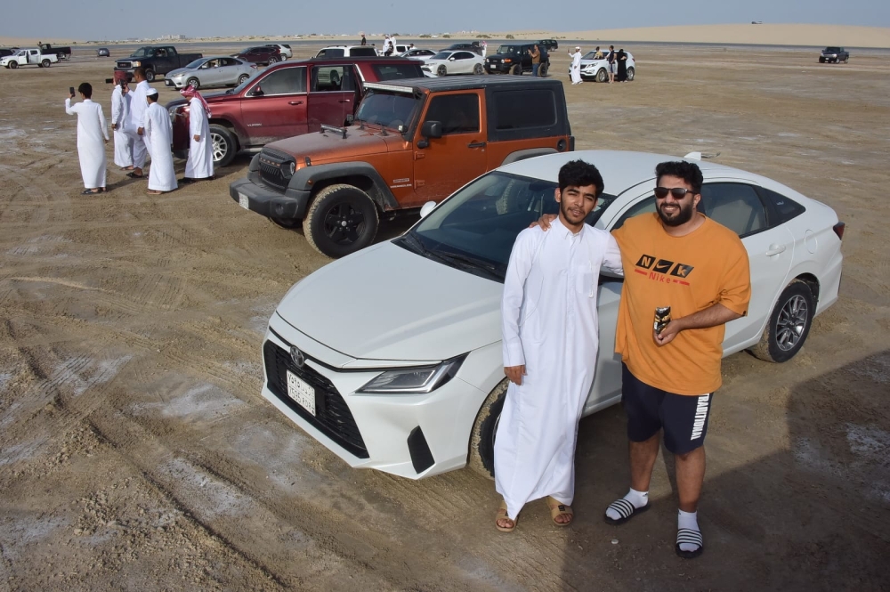 من الاستجمام إلى التطعيس.. شاطئ نصف القمر يجذب زوار الشرقية