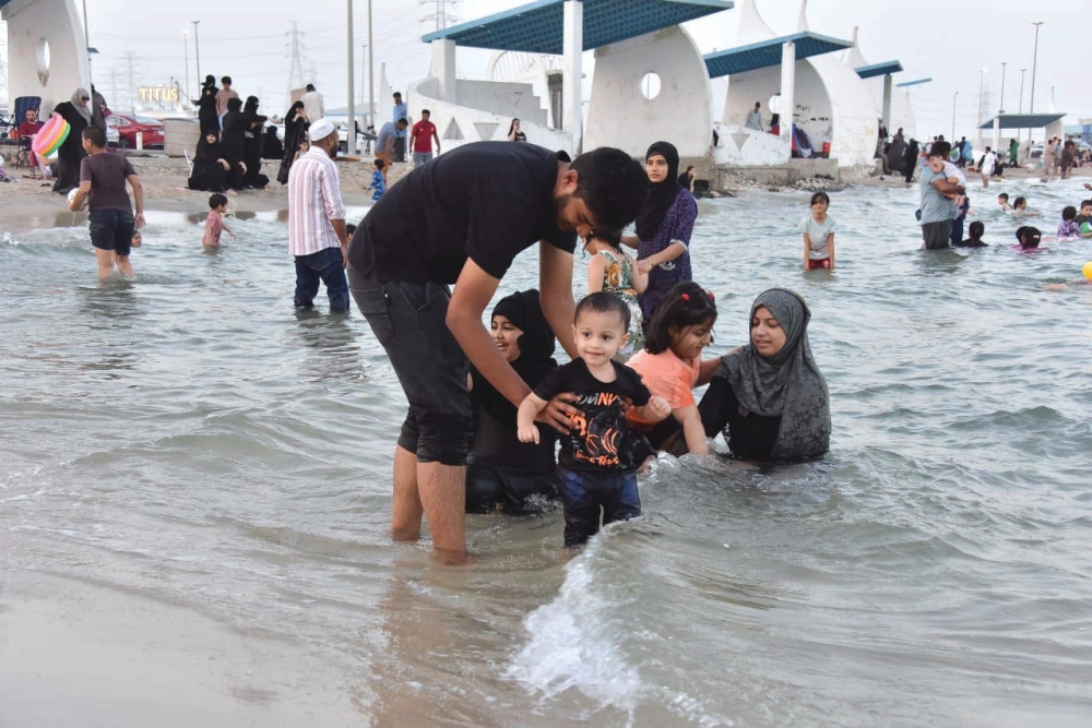  شاطئ نصف القمر يجذب زوار الشرقية