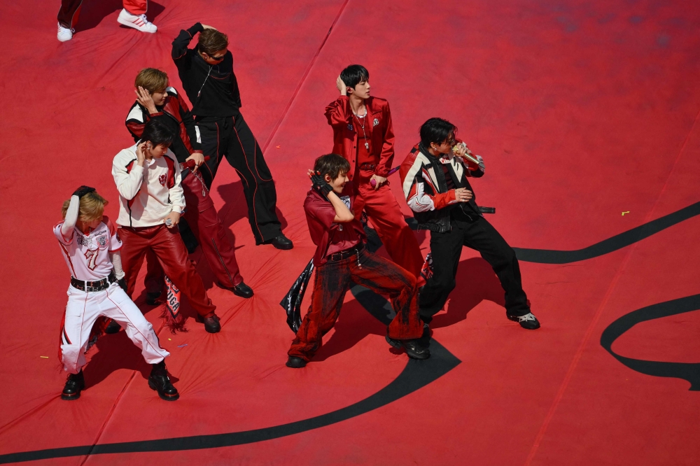 BTS تخطف الأضواء في نهائي كأس العالم بأداء «Dynamite»