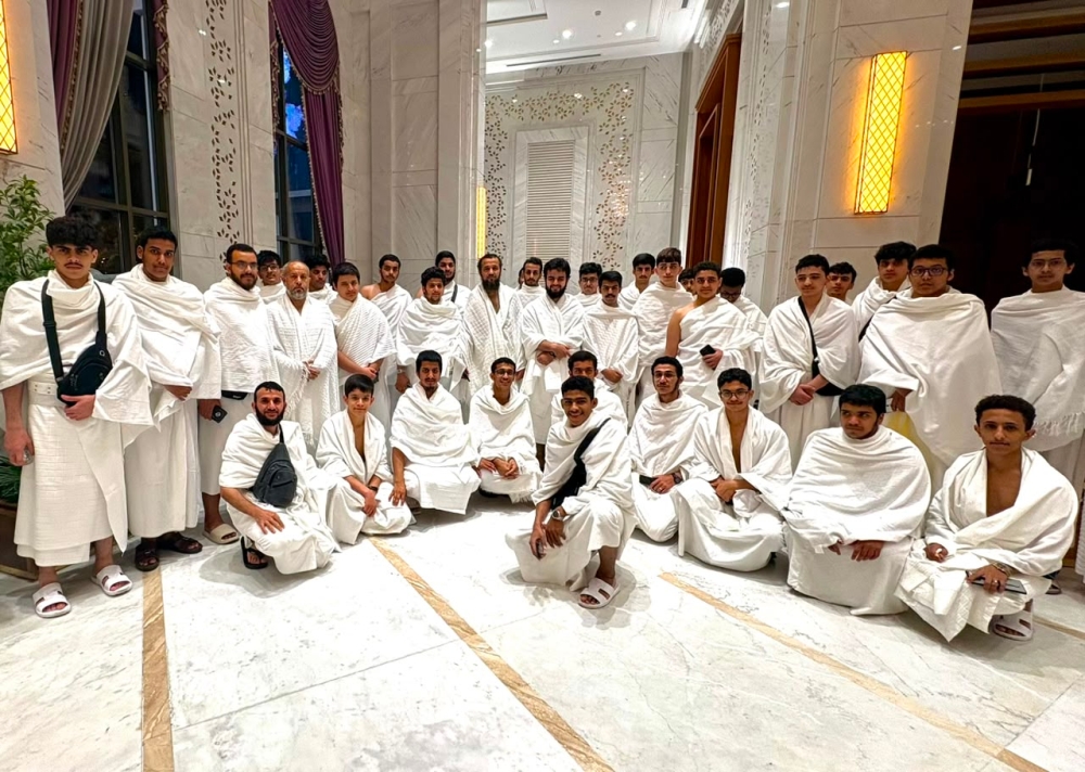 50 شاباً يؤدون العمرة ضمن البرنامج الصيفي لجمعية الدعوة بالقطيف 