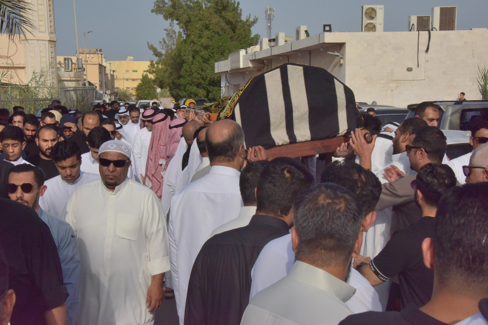 شاهد.. القطيف تودع طفلين توفيا اختناقًا بحريق شقة في 