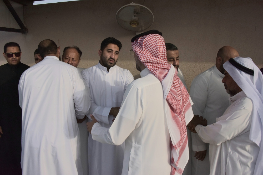 القطيف تودع طفلين توفيا اختناقًا بحريق شقة في 