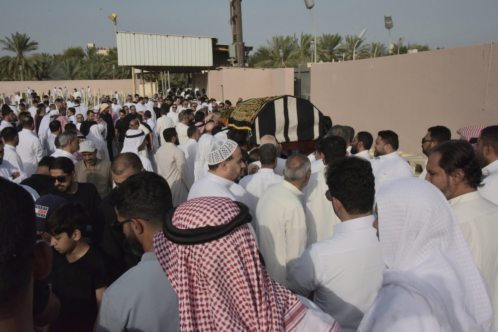شاهد.. القطيف تودع طفلين توفيا اختناقًا بحريق شقة في 