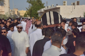 شاهد.. القطيف تودع طفلين توفيا اختناقًا بحريق شقة في 