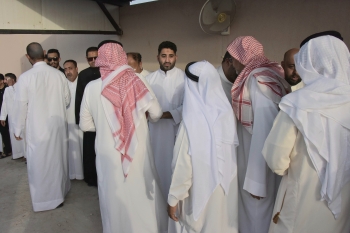 شاهد.. القطيف تودع طفلين توفيا اختناقًا بحريق شقة في 