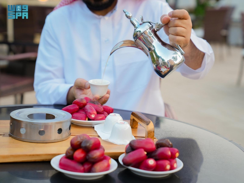 القهوة السعودية.. رمز الضيافة وحكاية الفناجين الخمسة