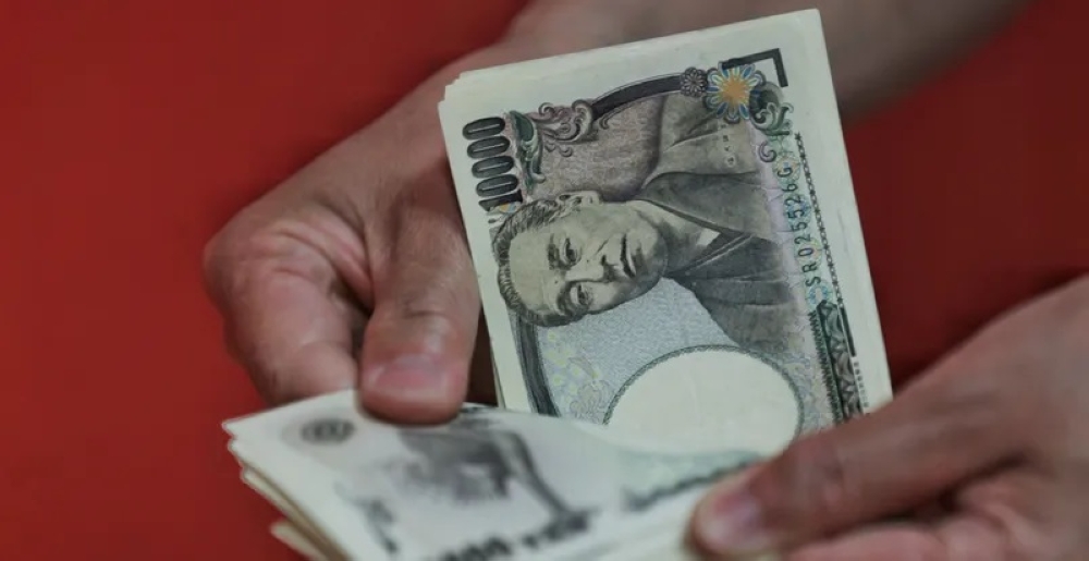 الدولار يهبط إلى أدنى مستوى في أكثر من شهرين أمام الين الياباني (متداولة)