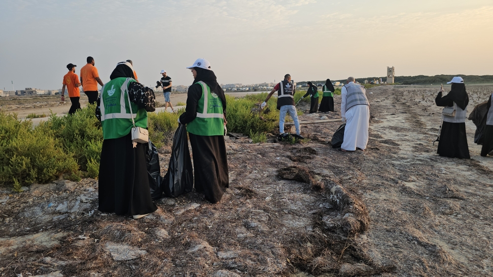 صور.. 70 متطوعًا يوحدون جهودهم لصون المانجروف وتنظيف شاطئ الزور