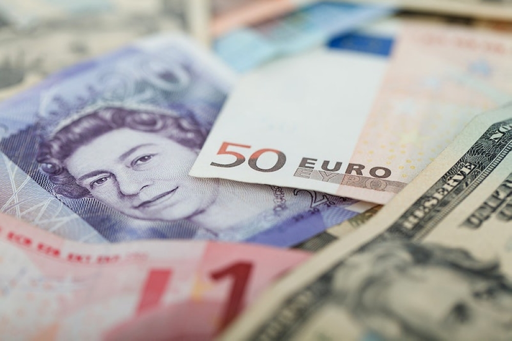 سعر الجنيه الإسترليني مقابل الدولار واليورو اليوم الإثنين - مشاع إبداعي
