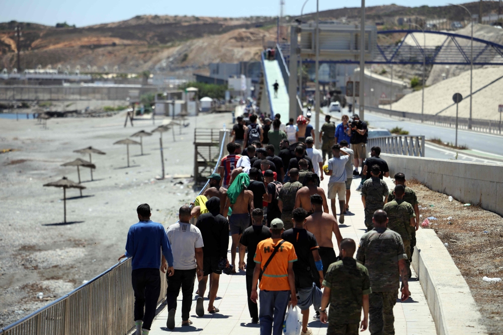 إسبانيا: 72 ألف مهاجر دخلوا سبتة عاد منهم 70 ألفًا إلى المغرب 