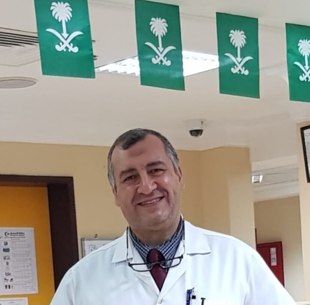 اختصاصي الأمراض الباطنية الدكتور حسام الدين البين