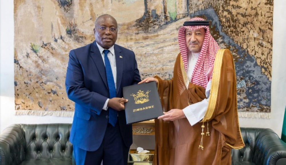 خادم الحرمين الشريفين يتلقى رسالة خطية من رئيس زيمبابوي - الخارجية