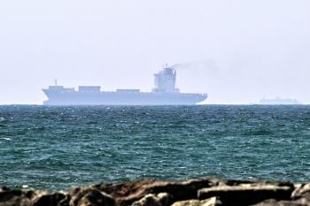 إصابة سفينة قبالة خصب في عمان بمقذوف مجهول