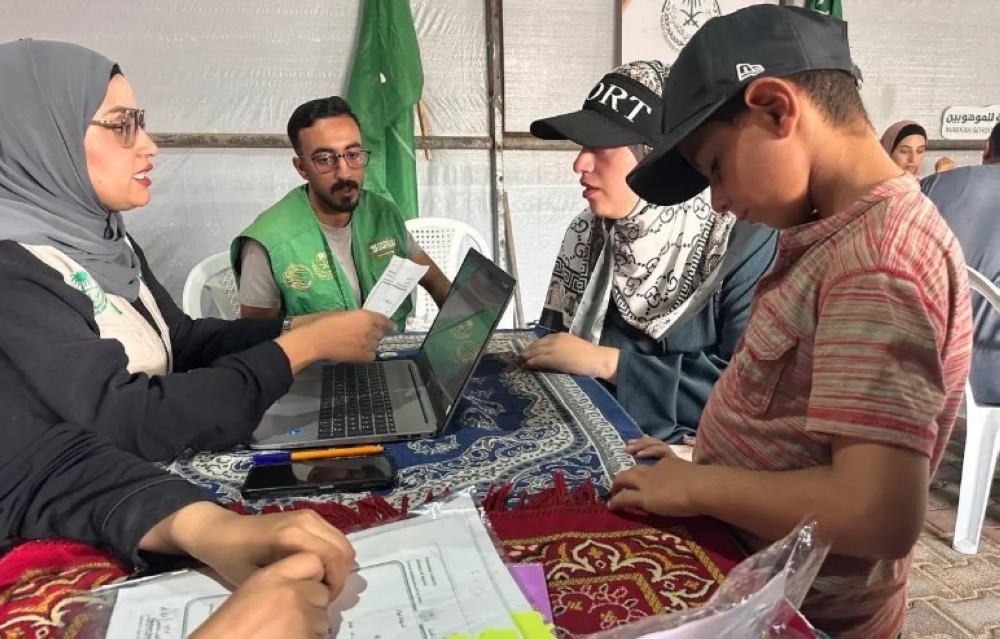 صور | بدعم سعودي.. بدء تسجيل الطلبة في "مدرسة مكة" بجنوب غزة